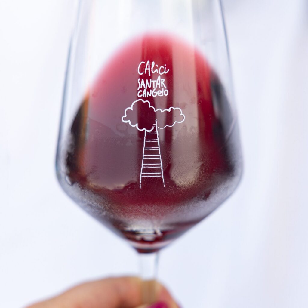 Calice di vino rosso con il logo Calici Santarcangelo inciso sul vetro