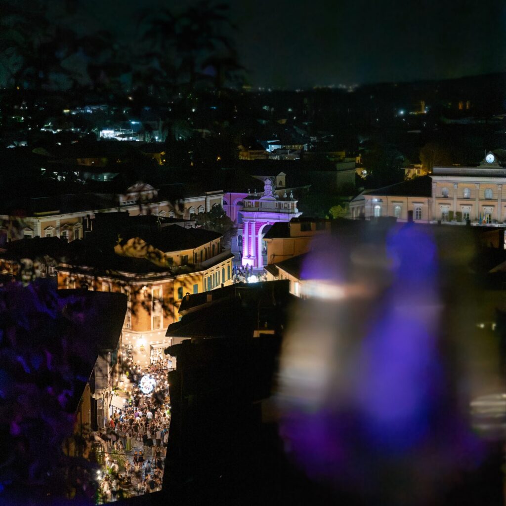 Vista dall'alto di Santarcangelo di notte con la piazza illuminata durante l'evento