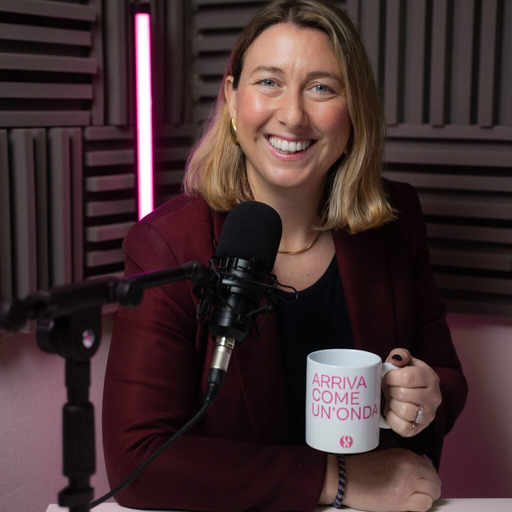 Federica Piersimoni in primo piano in studio di registrazione podcast