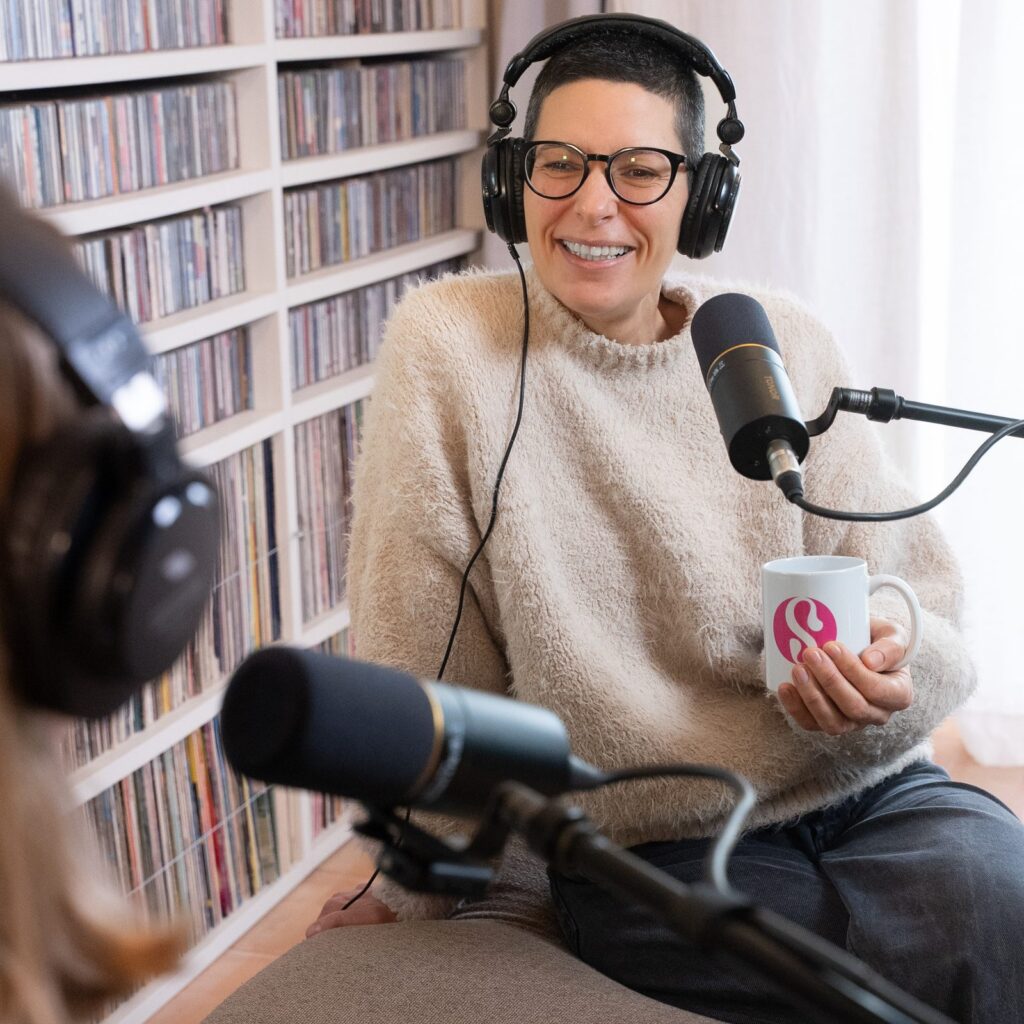 Un'ospite del podcast con occhiali, seduta tra scaffali di CD