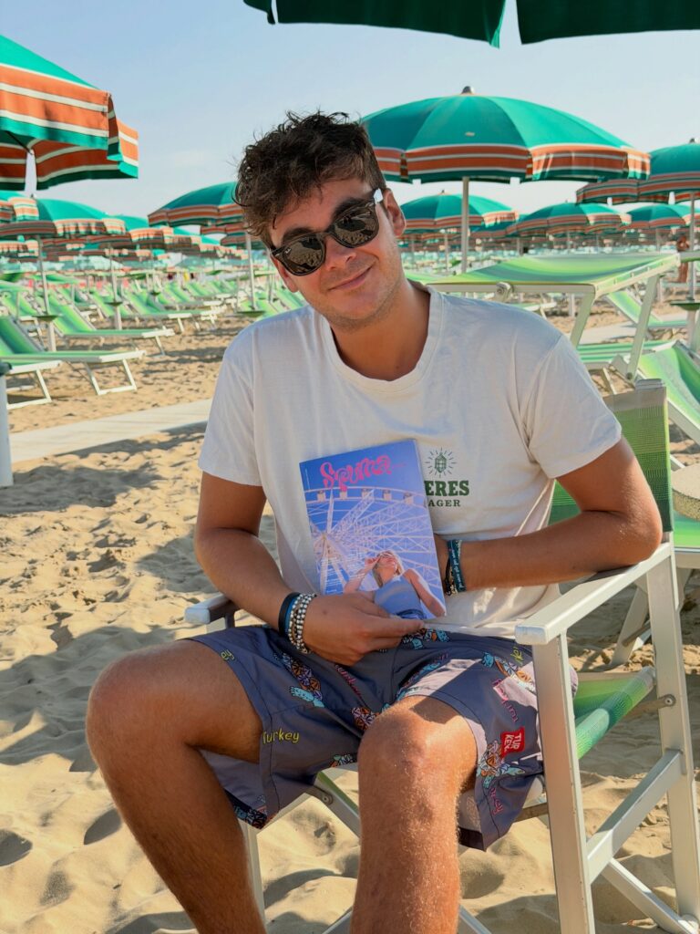 Spuma magazine in spiaggia a Rimini - estate 2026
