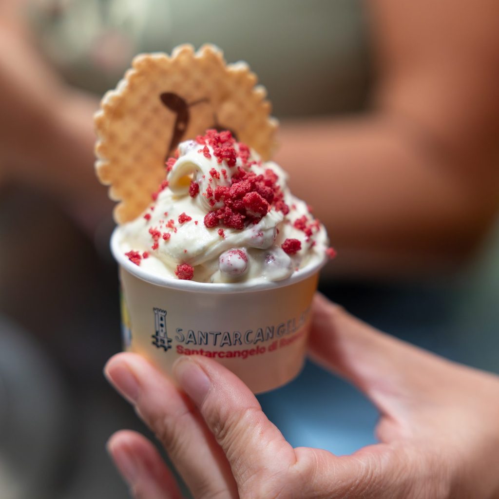 Coppa di gelato con cialda e crumble rosso a marchio Santarcangelato