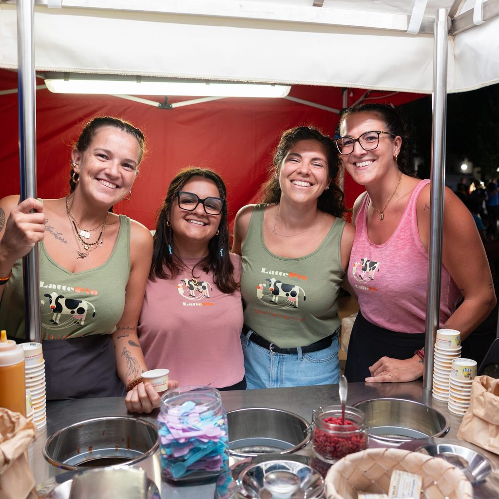 Quattro ragazze sorridenti allo stand Santarcangelato