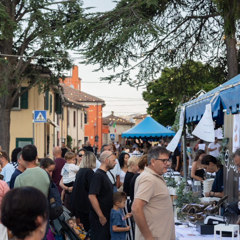 Il pubblico tra gli stand di Scorticata lungo la via di Torriana