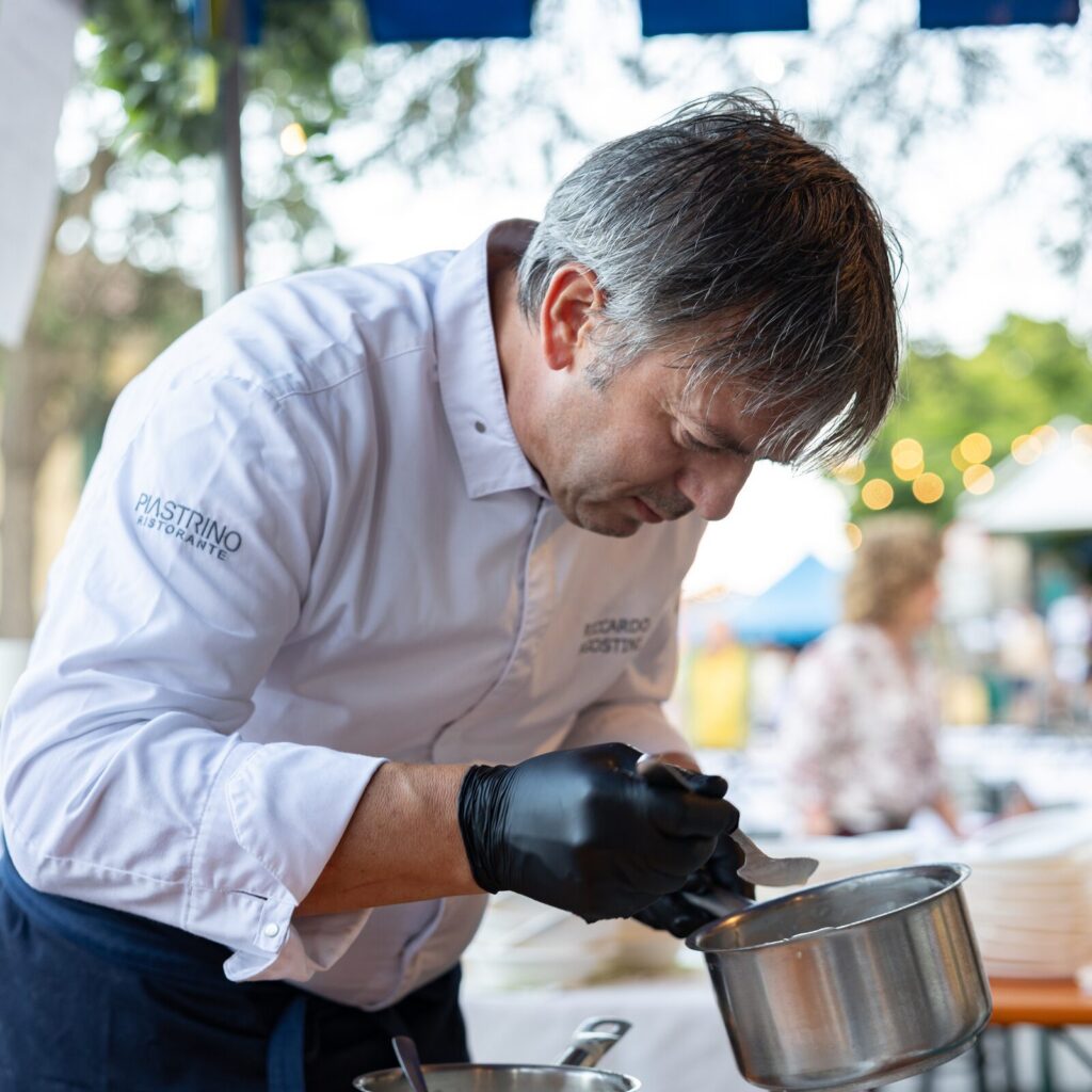 Uno chef al lavoro alla postazione di cucina durante l'evento