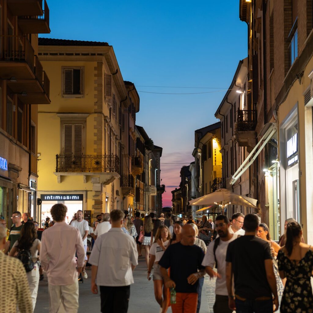 Passeggio serale tra le vetrine accese del corso di Rimini durante la Shopping Night